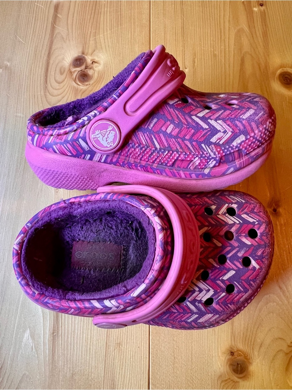 CROCS Kids Plush-Lined Clogs in Pink & Purple Chevron Print